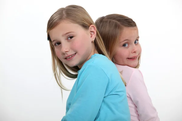 Две маленькие девочки позируют вместе — стоковое фото