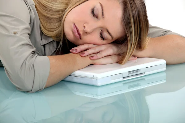 Ξανθιά γυναίκα που κοιμάται σε φορητό υπολογιστή — Φωτογραφία Αρχείου
