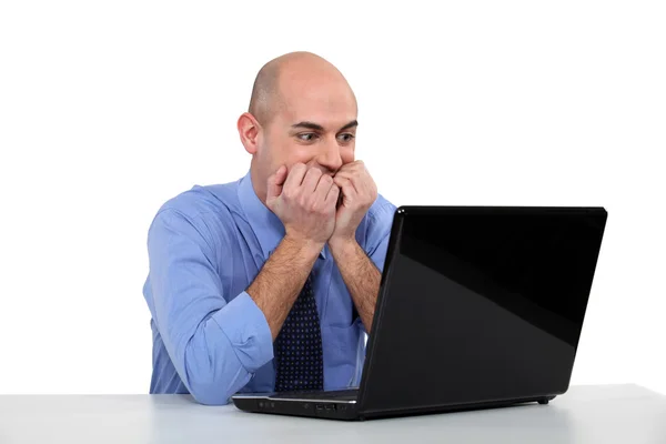 Skallig affärsman rädd av laptop — Stockfoto