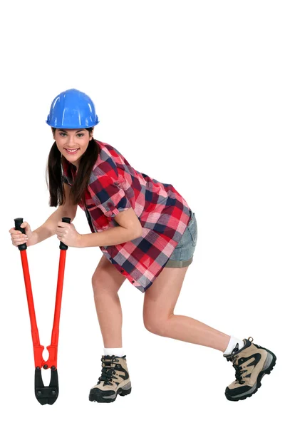 Trabalhadora da construção feminina com cortadores de parafusos — Fotografia de Stock