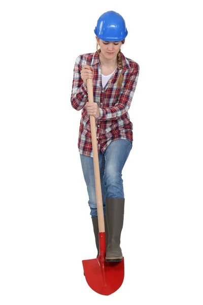Жінка-працівник копає лопатою, студійний знімок — стокове фото