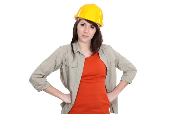 Женщина-строитель с руками на бедрах — стоковое фото