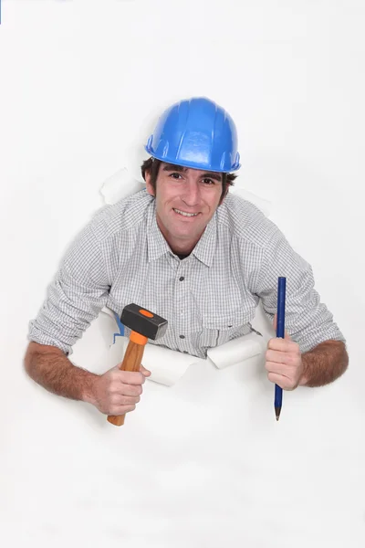 Construtor com um martelo e cinzel — Fotografia de Stock