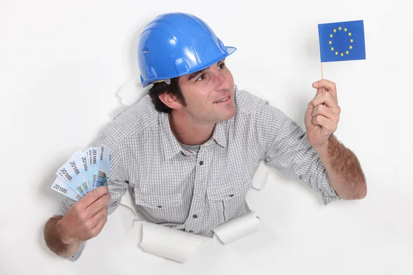 Avrupa bayrak ve banka notları tutan adam — Stok fotoğraf