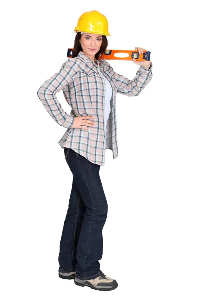 Atraktivní brunetka drží vodováha — Stock fotografie
