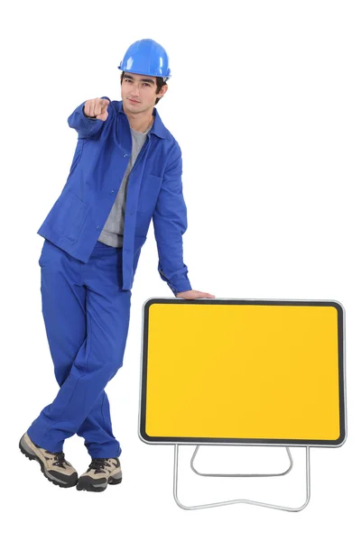 Obrero de la construcción con señal amarilla — Foto de Stock