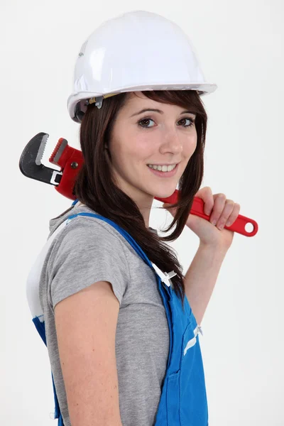 Vrouwelijke loodgieter met sleutel — Stockfoto