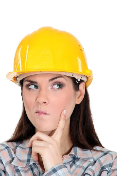 Женщина в жёлтом шлеме — стоковое фото