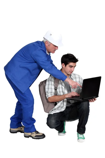 Grey-haired builder with young apprentice — Stock Photo, Image