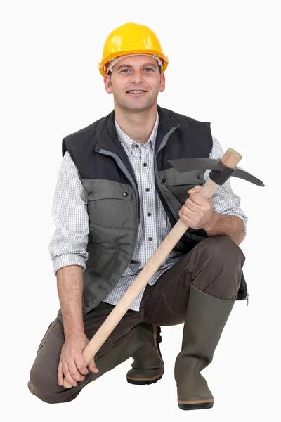ピック斧と身をかがめる男 — ストック写真