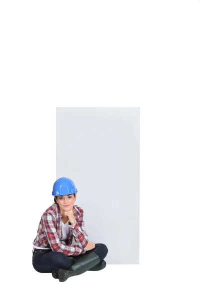 Trabalhadora da construção feminina sentou-se no chão pensando — Fotografia de Stock
