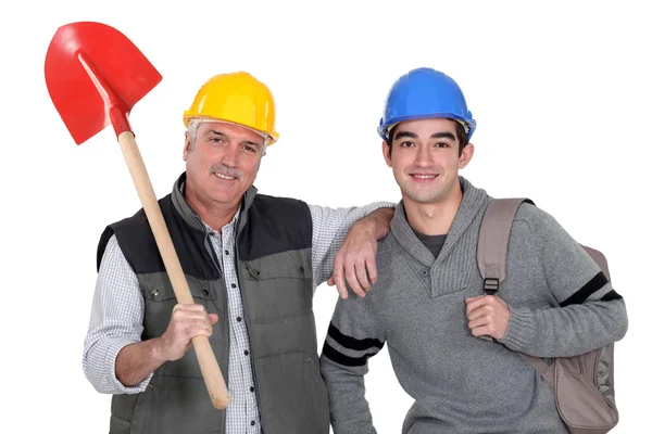 Byggnadsarbetare och hans lärling — Stockfoto
