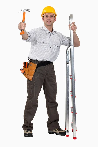 男子与一个梯子和一把锤子 — 图库照片