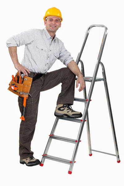 Klusjesman klimmen ladder — Stockfoto