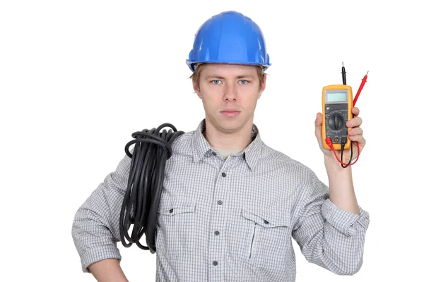 Eletricista mostrando multímetro — Fotografia de Stock