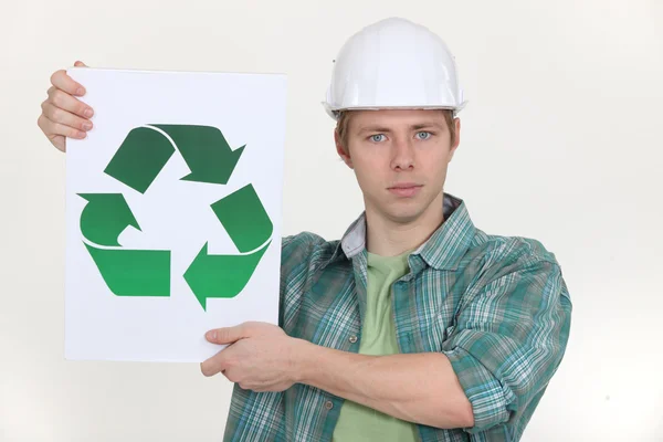 Construtor segurando o símbolo de reciclagem universal — Fotografia de Stock