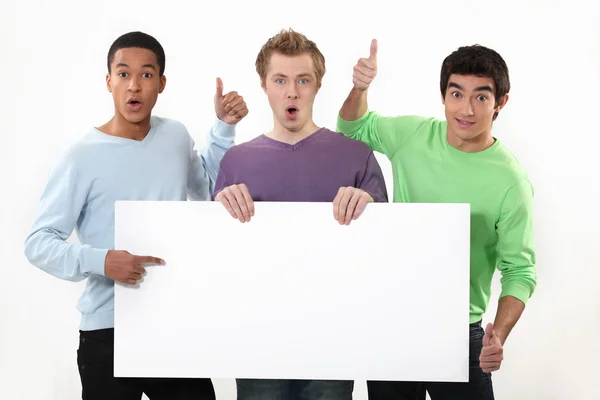 Tres letreros blancos jóvenes mostrando — Foto de Stock