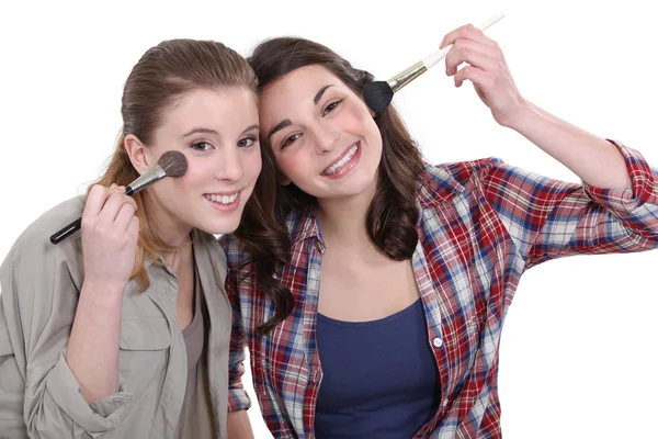 Meninas aplicando maquiagem — Fotografia de Stock