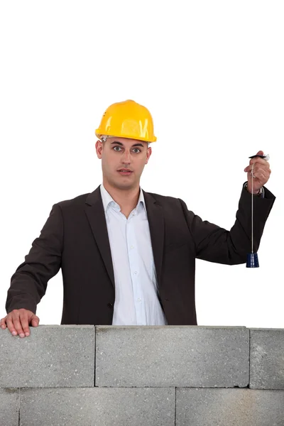 Man checking wall is level — Stock Photo, Image
