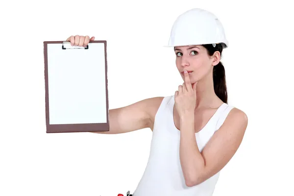 Mulher com clip-board fazendo gesto de shush — Fotografia de Stock