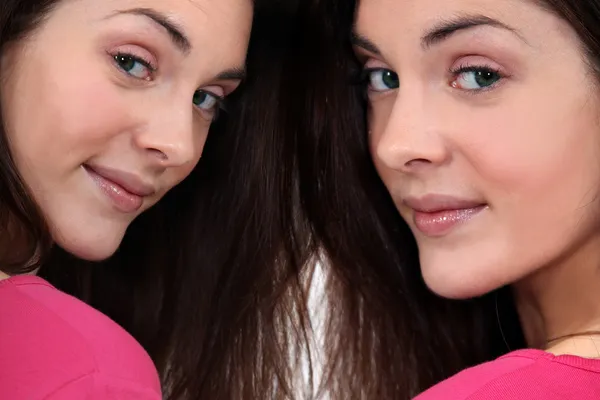 Twins with thick, brown hair — Stock Photo, Image