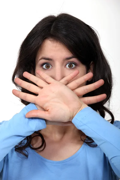 Mujer escondiendo su boca —  Fotos de Stock