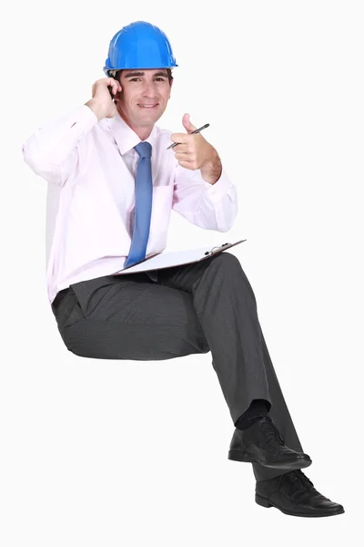 Polegadas acima de um homem de negócios em um hardhat — Fotografia de Stock
