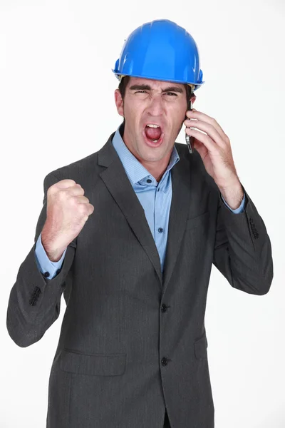 Homem de negócios irritado gritando em seu celular — Fotografia de Stock