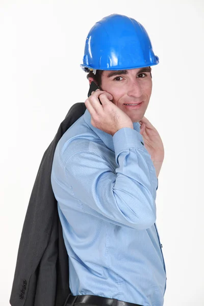 Homem fazendo chamada com jaqueta sobre ombro — Fotografia de Stock