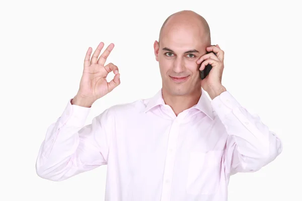 Homem no telefone fazendo OK sinal — Fotografia de Stock