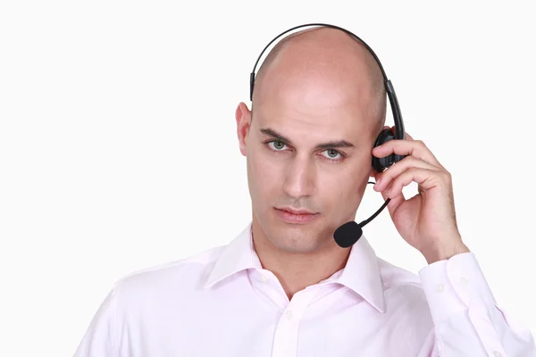 Człowiek sobie słuchawki z mikrofonem — Zdjęcie stockowe