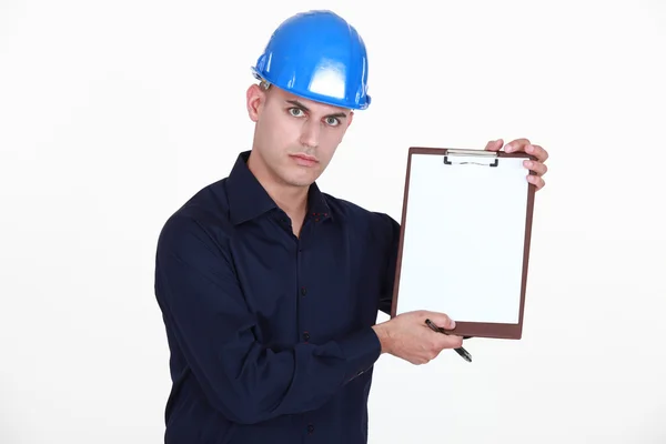 Trabalhador manual ficou com clip-board e caneta — Fotografia de Stock