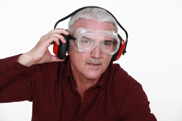 Hombre con gafas de seguridad y defensores del oído — Foto de Stock