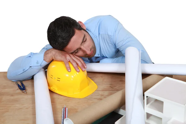 Архитектор спит за своим столом — стоковое фото