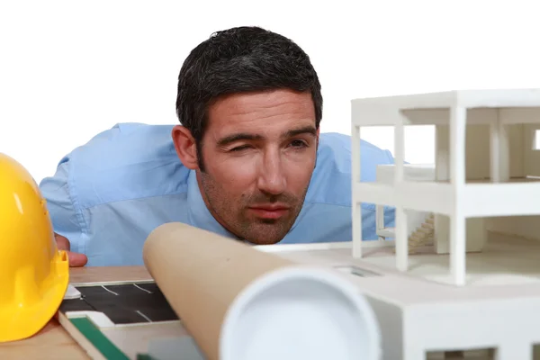 Architect model huisvesting inspecteren — Stockfoto