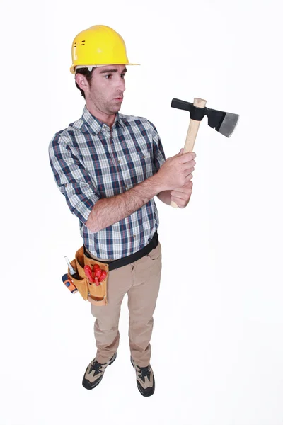 A handyman with a hatchet. — Stock Photo, Image