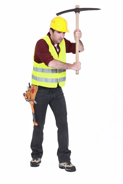 Man using a pickaxe — Stock Photo, Image
