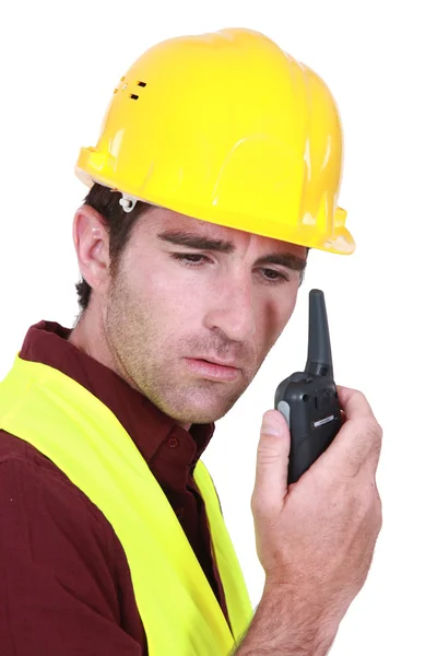 Budowniczy mówi w jego walkie-talkie — Zdjęcie stockowe