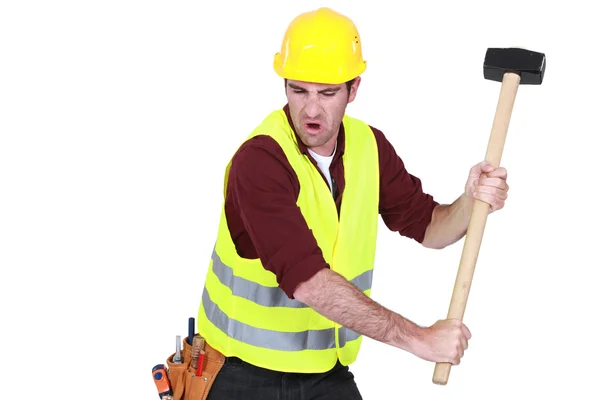 Handwerker schlägt mit Schläger auf Gegenstand ein — Stockfoto
