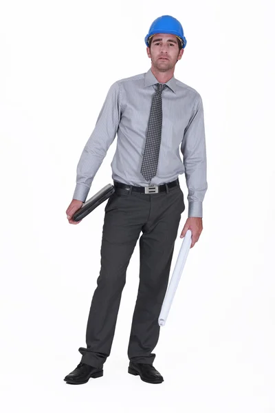 Affärsman bär hjälm och hålla en laptop — Stockfoto
