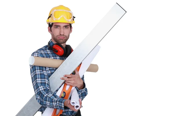 Ein Mann mit seinen Armen voller Werkzeuge. — Stockfoto