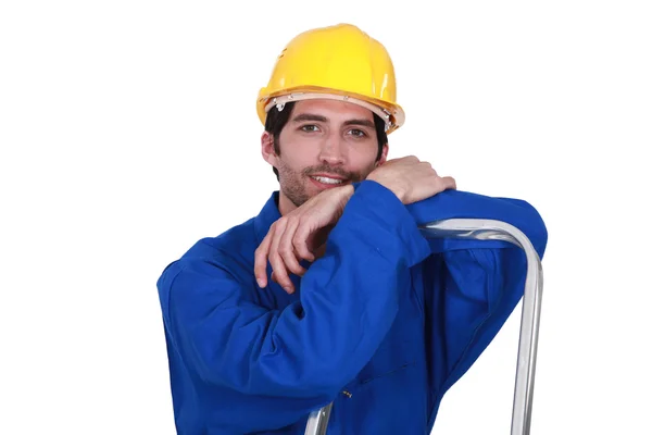 Een bouwvakker rusten op een ladder. — Stockfoto