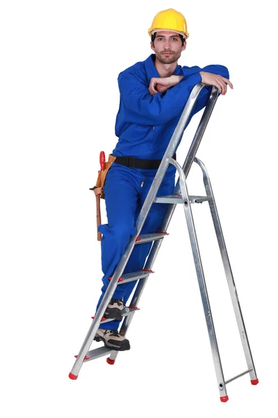 Handyman ficou na escada — Fotografia de Stock