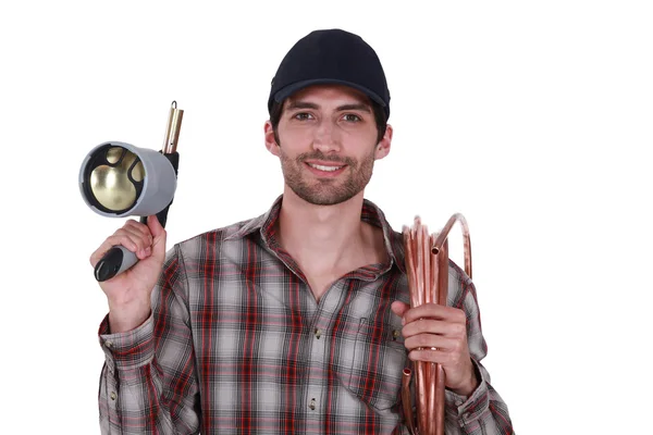 Encanador com maçarico e tubo de cobre — Fotografia de Stock