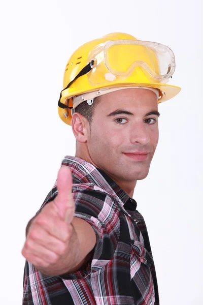 Hombre con sombrero duro y gafas dando pulgares hacia arriba — Foto de Stock
