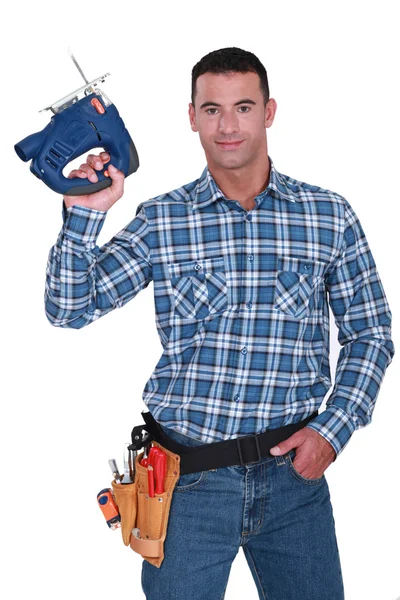 Man met een elektrische jigsaw — Stockfoto