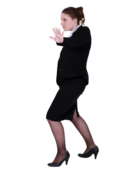 Geschäftsfrau balanciert aus — Stockfoto