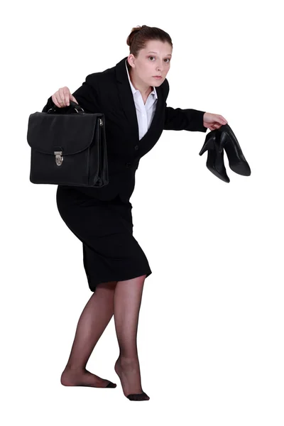 Eine Geschäftsfrau geht leise. — Stockfoto