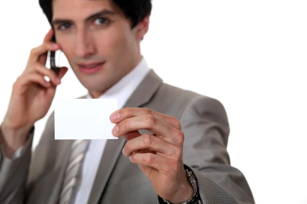 Hombre sosteniendo su tarjeta de visita — Stok fotoğraf