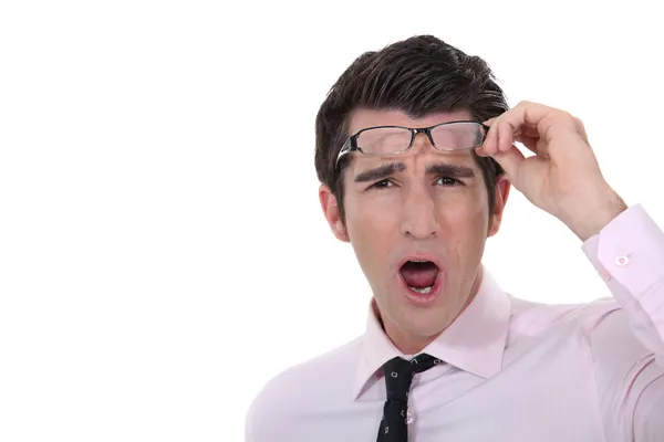 Man zijn bril opstijgen in ontzetting — Stockfoto